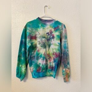 Tie dye sweater w/ flower embroidery